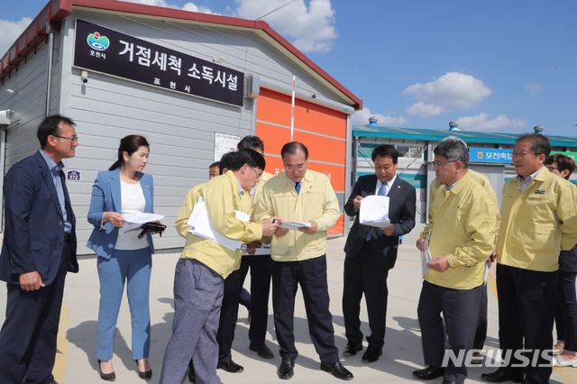 31일 오후 경기도 포천 거점 소독시설을 방문해 현장을 점검하는 이개호 농림축산식품부 장관.
