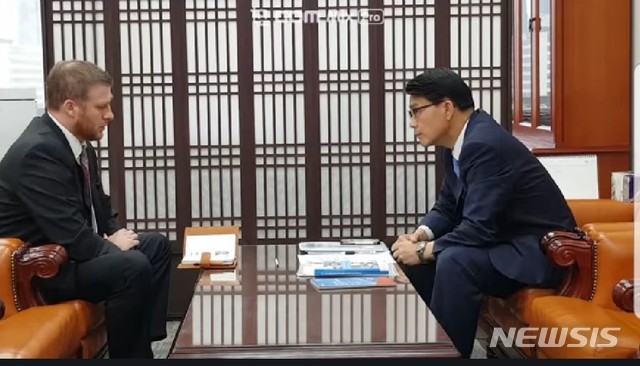 【서울=뉴시스】윤상현 국회 외교통일위원장이 31일 한국 주재 주한 초머 모세 헝가리 대사를 만났다. (자료출처 = 윤 위원장 페이스북)
