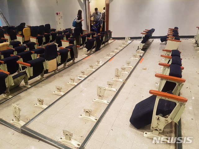 【울산=뉴시스】안정섭 기자 = 현대중공업 노조가 지난달 31일 회사의 물적분할 확정으로 울산 동구 한마음회관 점거농성을 닷새 만에 해제한 가운데 이날 오후 당초 주주총회 장소였던 영화관 내부 의자가 사라져 있다. 2019.05.31. yohan@newsis.com