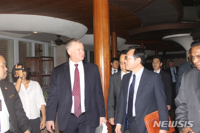 【싱가포르=뉴시스】국방부공동취재단 = 이도훈 한반도평화교섭본부장(오른쪽)은 31일(현지시간) 오후 싱가포르 샹그릴라 호텔 내 식당에서 스티븐 비건 미 국무부 대북정책특별대표(왼쪽), 가나스기 겐지(金杉憲治) 일본 외무성 아시아대양주국장(가운데)과 만나 약 2시간20분 동안 한미일 북핵수석대표 협의를 가졌다. 이 본부장은 협의 직후 기자들과 만나 "한미일 수석대표들이 여러가지 이슈들에 대해서 긴밀하게 이야기를 잘 해왔다"며 "그동안 잘 협조해왔듯이 앞으로 계속 다 협조해 나가기로 했다"고 밝혔다. 2019.05.31. photo@newsis.com