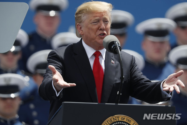 【콜로라도스프링스=AP/뉴시스】5월30일(현지시간) 미 콜로라도주 콜로라도 스프링스 공군사관학교에서 졸업식이 열려 도널드 트럼프 대통령이 축사하고 있다. 2019.06.02.