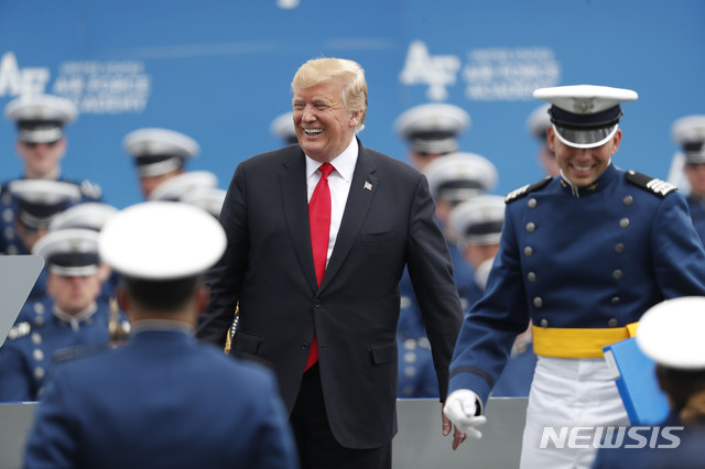 【콜로라도스프링스=AP/뉴시스】30일(현지시간) 미 콜로라도주 콜로라도 스프링스 공군사관학교에서 열린 졸업식에 참석한 도널드 트럼프 대통령이 생도들과 농담을 하며 유쾌한 분위기를 연출하고 있다.&nbsp; 트럼프 대통령은 축사를 통해 "미래를 지배하기 위해 미국은 반드시 하늘을 다스려야 한다"라고 공군의 중요성을 강조했다. 2019.05.31.