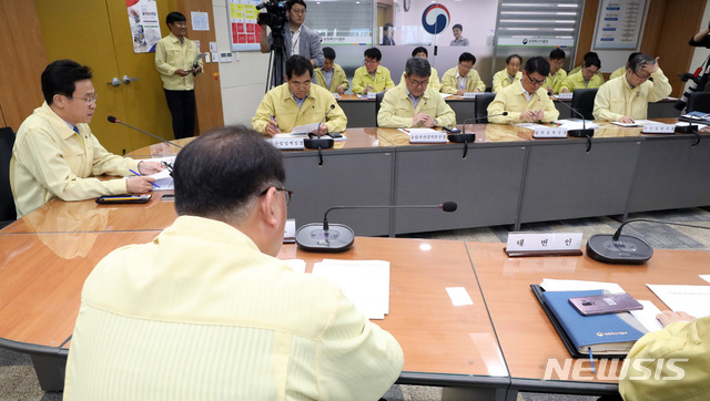 【세종=뉴시스】강종민 기자 = 북한에서 아프리카돼지열병(ASF)이 발생한 것으로 공식 확인된 가운데 31일 오전 정부세종청사 농림축산식품부 상황실에서 이재욱 차관 주재로 긴급 상황점검 회의가 열리고 있다. 2019.05.31.&nbsp; ppkjm@newsis.com