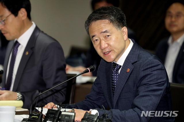 【서울=뉴시스】김병문 기자 = 박능후 보건복지부 장관이 31일 오전 서울 중구 더플라자호텔에서 열린 '2019년도 제5차 국민연금기금운용위원회'에 참석해 모두발언을 하고 있다. 2019.05.31. dadazon@newsis.com