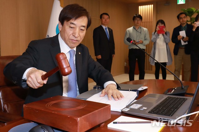 【서울=뉴시스】최동준 기자 = 이주열 한국은행 총재가 31일 오전 서울 중구 한국은행에서 열린 금융통화위원회 본회의를 주재하고 있다. 2019.05.31.&nbsp; photo@newsis.com