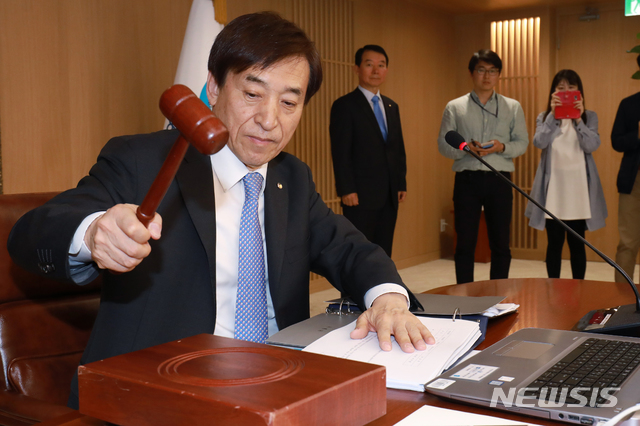 【서울=뉴시스】최동준 기자 = 이주열 한국은행 총재가 31일 오전 서울 중구 한국은행에서 열린 금융통화위원회 본회의를 주재하고 있다. 2019.05.31.&nbsp; photo@newsis.com