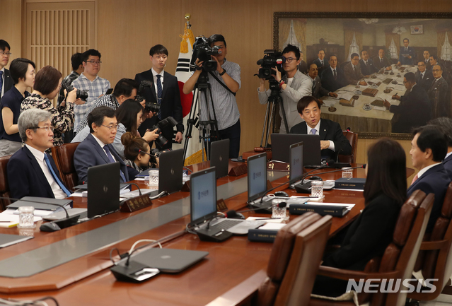 【서울=뉴시스】최동준 기자 = 이주열 한국은행 총재가 31일 오전 서울 중구 한국은행에서 열린 금융통화위원회 본회의에 참석하고 있다. 2019.05.31.&nbsp; photo@newsis.com