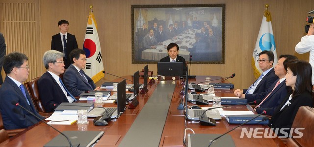 【서울=뉴시스】최동준 기자 = 이주열 한국은행 총재가 31일 오전 서울 중구 세종대로 한국은행에서 열린 금융통화위원회의를 주재하며 장내가 정리되기를 기다리고 있다. 2019.05.31. photo@newsis.com