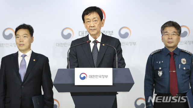【서울=뉴시스】최진석 기자 = 진영 행정안전부 장관이 31일 오전 서울 종로구 정부서울청사 합동브리핑실에서 '공무원 인사 우대제도 개선 관련 정부 합동 브리핑'을 하고 있다. 왼쪽부터 김오수 법무부 차관, 진 행정안전부 장관, 민갑룡 경찰청장.이날 정부는 "청룡봉사상, 교정대상, 명예로운제복상 등 정부와 민간 기관이 공동주관하거나, 민간기관이 단독으로 주관하는 상을 받은 공무원의 특별승진, 승진 가점 등 인사상 특전을 폐지하겠다"고 밝혔다. 2019.05.31.myjs@newsis.com