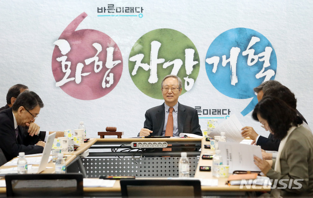 【서울=뉴시스】이종철 기자 = 바른정당계인 유승민 전 대표와 하태경·이준석 최고위원의 징계 여부와 손학규 대표의 측근으로 분류되는 이찬열 의원에 대한 징계안을 논의하기 위해 31일 서울 여의도 당사에서 비공개로 열린 바른미래당 윤리위원회 전체회의에서 송태호 윤리위원장(가운데)과 위원들이 징계안을 심의하고 있다. 2019.05.31.&nbsp; jc4321@newsis.com