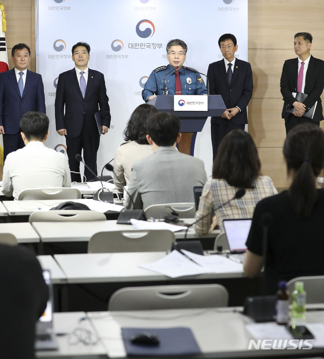 【서울=뉴시스】최진석 기자 = 민갑룡 경찰청장이 31일 오전 서울 종로구 정부서울청사 합동브리핑실에서 열린 '공무원 인사 우대제도 개선 관련 정부 합동 브리핑'에서 취재진의 질문에 답하고 있다. 왼쪽부터 황서종 인사혁신처장, 김오수 법무부 차관, 민 경찰청장, 진영 행정안전부 장관, 김현기 행안부 지방자치분권실장.이날 정부는 "청룡봉사상, 교정대상, 명예로운제복상 등 정부와 민간 기관이 공동주관하거나, 민간기관이 단독으로 주관하는 상을 받은 공무원의 특별승진, 승진 가점 등 인사상 특전을 폐지하겠다"고 밝혔다. 2019.05.31.myjs@newsis.com