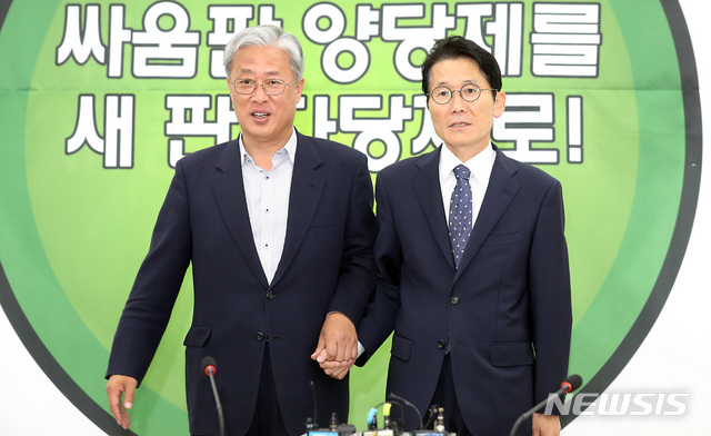 【서울=뉴시스】이종철 기자&nbsp; = 연임된 윤소하 정의당 원내대표가 31일 서울 여의도 국회에서 민주평화당 유성엽 원내대표를 예방하여 손을 잡고 있다. 2019.05.31. jc4321@newsis.com