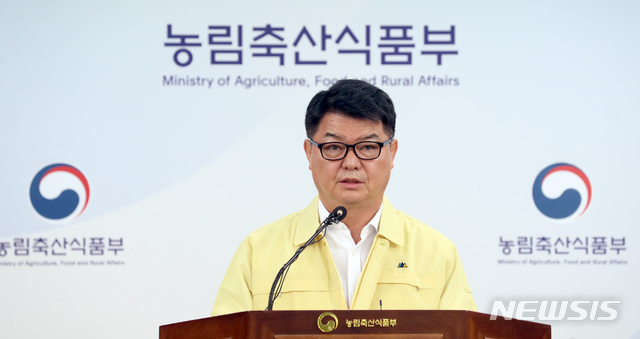 【세종=뉴시스】강종민 기자 = 오순민 농림축산식품부 방역정책국장이 31일 오전 정부세종청사에서 북한에서 발병한 아프리카돼지열병 상황과 국내 유입 차단 방역강화 방안에 대해 설명하고 있다. 2019.05.31. ppkjm@newsis.com
