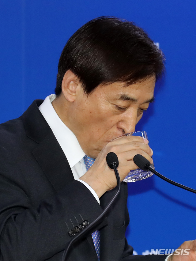 【서울=뉴시스】이영환 기자 = 이주열 한국은행 총재가 31일 오전 서울 중구 한국은행 기자실에서 열린 통화정책방향 설명회에 참석해 물을 마시고 있다. 2019.05.31. 20hwan@newsis.com