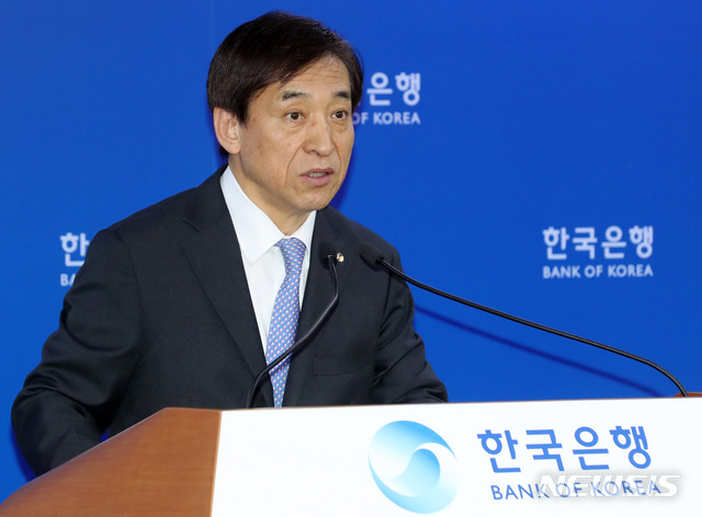 【서울=뉴시스】이영환 기자 = 이주열 한국은행 총재가 31일 오전 서울 중구 한국은행 기자실에서 통화정책방향 설명을 하고 있다. 한국은행은 이날 이주열 총재 주재로 금융통화위원회 본회의를 열고 기준금리를 연 1.75%로 동결한다고 밝혔다. 2019.05.31. 20hwan@newsis.com