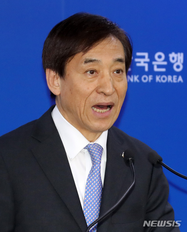 【서울=뉴시스】이영환 기자 = 이주열 한국은행 총재가 31일 오전 서울 중구 한국은행 기자실에서 통화정책방향 설명을 하고 있다. 한국은행은 이날 이주열 총재 주재로 금융통화위원회 본회의를 열고 기준금리를 연 1.75%로 동결한다고 밝혔다. 2019.05.31. 20hwan@newsis.com
