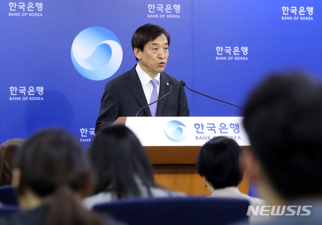 【서울=뉴시스】이영환 기자 = 이주열 한국은행 총재가 31일 오전 서울 중구 한국은행 기자실에서 통화정책방향 설명을 하고 있다.&nbsp; 한국은행은 이날 이주열 총재 주재로 금융통화위원회 본회의를 열고 기준금리를 연 1.75%로 동결한다고 밝혔다. 2019.05.31.&nbsp; 20hwan@newsis.com