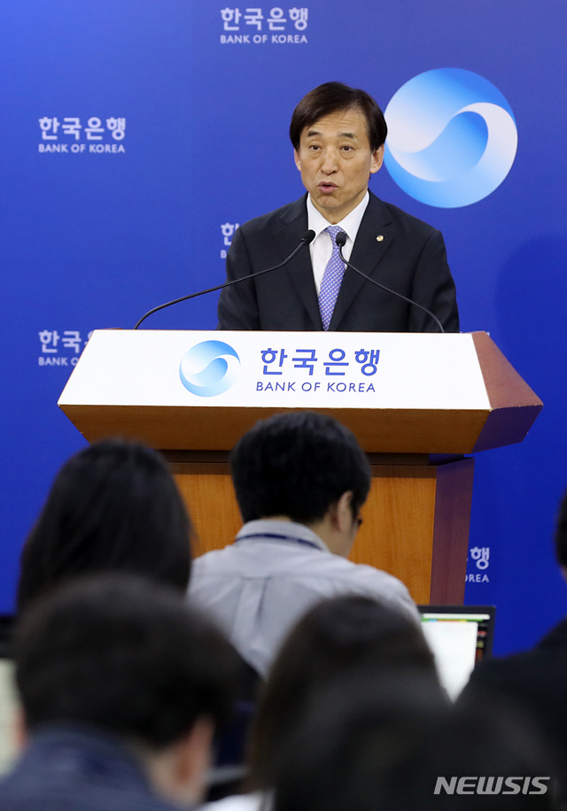 【서울=뉴시스】이영환 기자 = 이주열 한국은행 총재가 31일 오전 서울 중구 한국은행 기자실에서 통화정책방향 설명을 하고 있다. 한국은행은 이날 이주열 총재 주재로 금융통화위원회 본회의를 열고 기준금리를 연 1.75%로 동결한다고 밝혔다. 2019.05.31. 20hwan@newsis.com