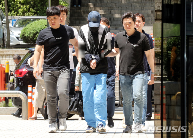 【서울=뉴시스】김병문 기자 = 성폭력범죄의 처벌 등에 관한 특례법 위반(주거침입 강간미수) 혐의를 받는 조모씨(30)가 지난달 31일 오후 서울 서초구 서울중앙지법에서 열린 영장실질심사에 출석하고 있다. 2019.05.31. dadazon@newsis.com