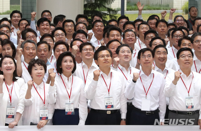 【천안=뉴시스】 전진환 기자 = 자유한국당 '제4차 국회의원·당협위원장 연석회의'가 열린 31일 오후 충남 천안시 우정공무원연수원에서 황교안 대표, 나경원 원내대표 등 참석 의원들이 기념촬영을 하고 있다. 2019.05.31. amin2@newsis.com