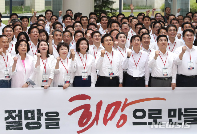 【천안=뉴시스】 전진환 기자 = 자유한국당 '제4차 국회의원·당협위원장 연석회의'가 열린 31일 오후 충남 천안시 우정공무원연수원에서 황교안 대표, 나경원 원내대표 등 참석 의원들이 기념촬영을 하고 있다. 2019.05.31. amin2@newsis.com