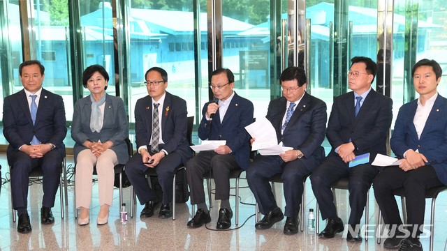 【파주=뉴시스】국회사진기자단 = 더불어민주당 이해찬 대표 등 당 지도부가 4·27 남북공동선언 1주년을 맞아 31일 오전 경기도 파주시 판문점 남측지역 자유의집에서 현장 최고위원회의를 열고 있다. 2019.05.31. photo@newsis.com