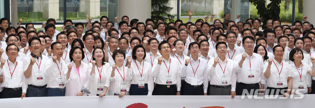 【천안=뉴시스】전진환 기자 = 자유한국당 '제4차 국회의원·당협위원장 연석회의'가 열린 31일 오후 천안 우정공무원연수원 강당에서 황교안 대표와 나경원 원내대표 및 참석자들이 기념촬영을 하고 있다. 2019.05.31. amin2@newsis.com