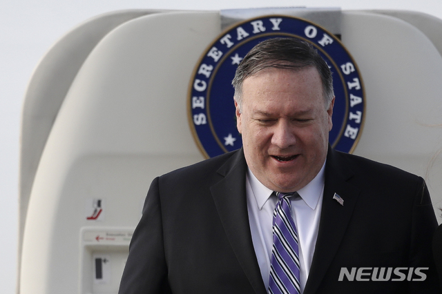 【베를린=AP/뉴시스】마이크 폼페이오 미 국무장관이 31일 독일 베를린 테겔 공항에 도착해 비행기에서 내리고 있다. 2019.05.31.