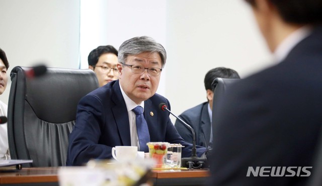 【서울=뉴시스】이재갑 고용노동부 장관이 31일 인천시 남동구에 위치한 인천고용센터를 방문해 취업성공패키지 참여자 및 상담사와 간담회를 하고 있다. 2019.05.31. (사진=고용노동부 제공) photo@newsis.com