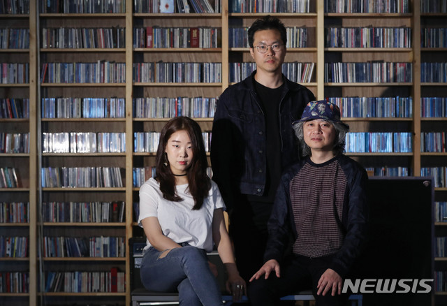 【서울=뉴시스】조수정 기자 = DMZ 피스트레인 뮤직 페스티벌 2019 연출을 맡은 장영규 음악감독과 가수 백현진, 김사월(오른쪽부터)이 29일 서울 마포구 벨로주 망원에서 뉴시스와 인터뷰에 앞서 포즈를 취하고 있다. DMZ 피스트레인 뮤직 페스티벌 2019는 6월5일부터 9일까지 강원도 철원군 일대에서 열린다. chocrystal@newsis.com