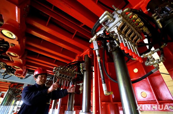 [구안=신화/뉴시스] 중국 허베이성 구안현에 있는 광산용 채굴장비를 생산하는 공장에서 직원이 점검 작업을 하고 있다. 자료사진. 2025.06.05