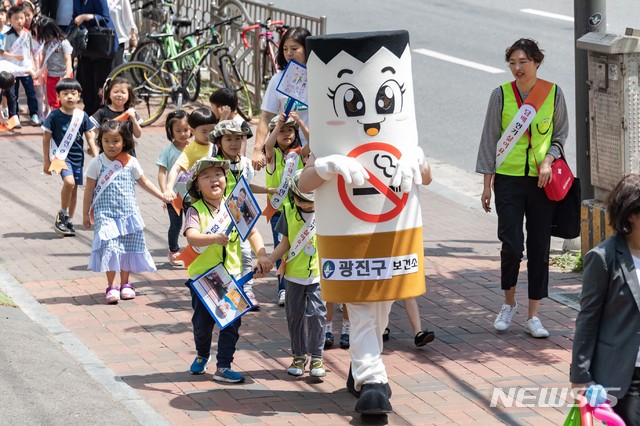 【서울=뉴시스】31일 서울 광진구 일대에서 어린이들이 세계 금연의 날을 맞아 간접흡연 피해를 막기 위해 '안돼요 흡연' 캠페인을 하고 있다. 2019.05.31. (사진=광진구 제공) photo@newsis.com