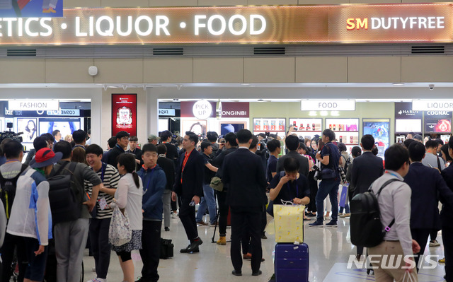 【인천공항=뉴시스】배훈식 기자 = 인천국제공항 입국장면세점이 영업을 시작한 31일 오후 인천공항 제1터미널 입국장면세점을 찾은 많은 관광객들이 제품을 고르고 있다. 2019.05.31. dahora83@newsis.com