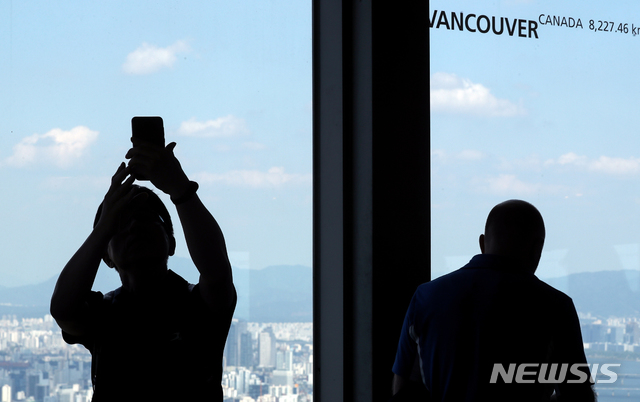 【서울=뉴시스】김병문 기자 = 31일 오후 서울 용산구 남산서울타워 전망대에서 바라본 서울 도심 위로 파란 하늘과 구름이 보이고 있다. 2019.05.31. dadazon@newsis.com