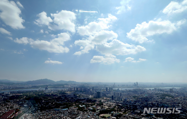 【서울=뉴시스】김병문 기자 = 지난 31일 오후 서울 용산구 남산서울타워 전망대에서 바라본 서울 도심 위로 파란 하늘과 구름이 보이고 있다. 2019.05.31. dadazon@newsis.com