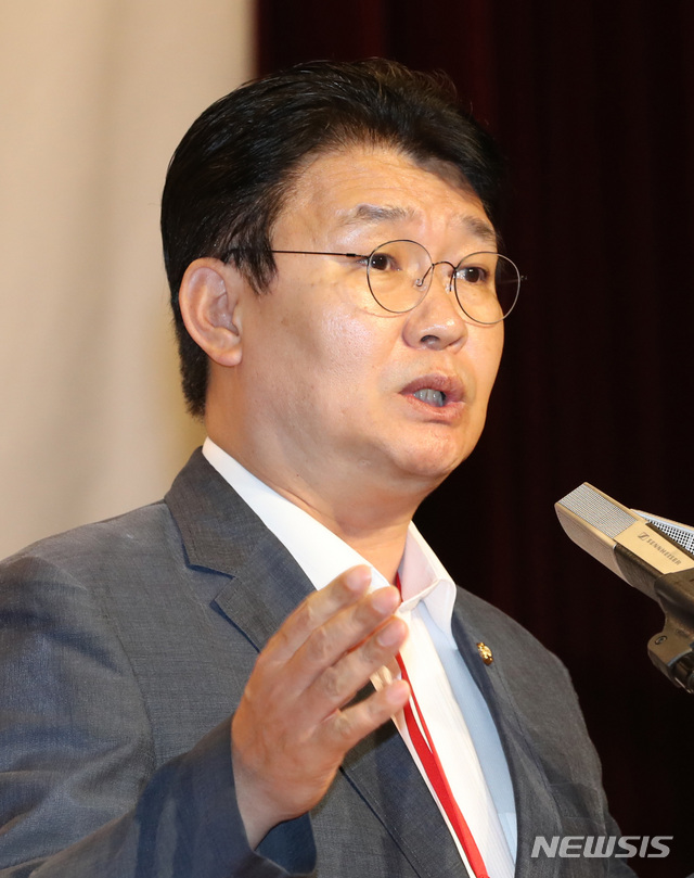 【천안=뉴시스】 전진환 기자 = 자유한국당 '제4차 국회의원·당협위원장 연석회의'가 열린 31일 오후 충남 천안시 우정공무원연수원에서 정용기 정책위의장이 발언하고 있다. 2019.05.31. amin2@newsis.com