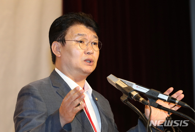 【천안=뉴시스】 전진환 기자 = 자유한국당 '제4차 국회의원·당협위원장 연석회의'가 열린 31일 오후 충남 천안시 우정공무원연수원에서 정용기 정책위의장이 발언하고 있다. 2019.05.31.&nbsp; amin2@newsis.com