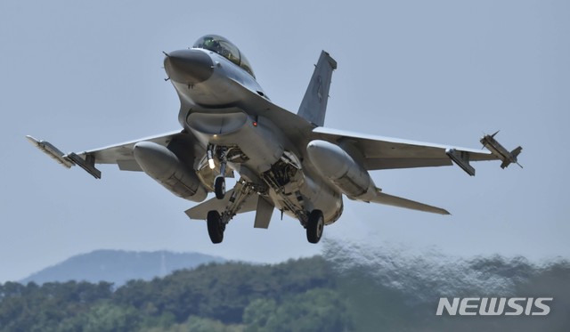 【서울=뉴시스】원인철 공군참모총장이 탑승한 KF-16 전투기가 31일 오후 충남 서산 20전투비행단 활주로를 힘차게 이륙하고 있다. 공군은 이번 지휘비행을 시작으로 KF-16 전투기의 비행을 재개했다. 2019.05.31. (사진=공군 제공)  photo@newsis.com