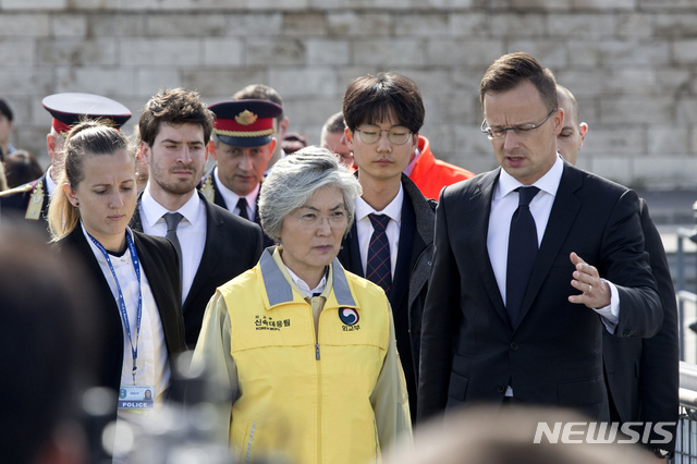  【부다페스트=AP/뉴시스】강경화(가운데) 외교부 장관이 31일(현지시간) 헝가리 부다페스트 다뉴브강 유람선 침몰 현장에 도착해 페테르 시야르토 헝가리 외무장관의 설명을 들으며 현장을 둘러보고 있다. 2019.05.31.&nbsp; 