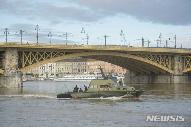 【부다페스트=AP/뉴시스】31일(현지시간) 헝가리군 선박이 유람선이 침몰한 부다페스트 다뉴브강의 머르기트 다리 주변을 순찰하고 있다. 2019.05.31.