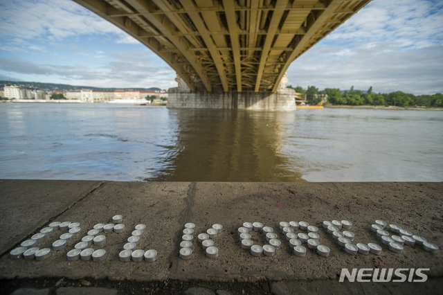 【부다페스트=AP/뉴시스】30일(현지시간) 헝가리 부다페스트 다뉴브강의 머르기트 다리 아래 침몰 유람선 희생자를 추모하는 양초들이 놓여있다. 2019.05.31.