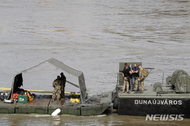 【부다페스트=AP/뉴시스】30일(현지시간) 헝가리 부다페스트 다뉴브강의 구조 바지선 위에서 헝가리군 관계자 및 구조대원들이 대응하고 있다. 2019.05.31.