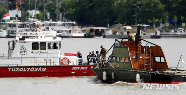 【부다페스트(헝가리)=뉴시스】추상철 기자 = 31일 오전(현지시각) 헝가리 다뉴브강 유람선 사고현장에서 헝가리 구조대원이 실종자 수색작업을 하고 있다. 2019.05.31.&nbsp;&nbsp; scchoo@newsis.com