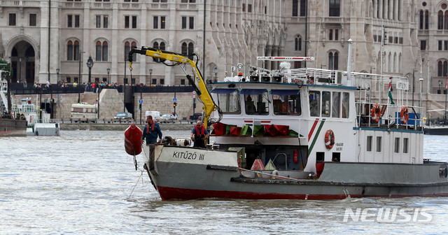 【부다페스트(헝가리)=뉴시스】추상철 기자 = 31일 오전(현지시각) 헝가리 다뉴브강 유람선 사고현장에서 헝가리 구조대원이 실종자 수색작업을 하고 있다. 2019.05.31.&nbsp;&nbsp; scchoo@newsis.com 