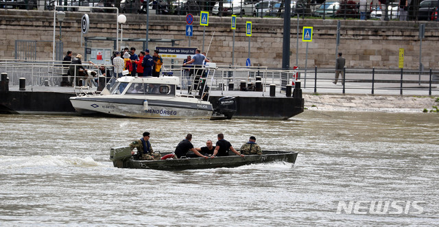 【부다페스트(헝가리)=뉴시스】추상철 기자 = 31일 오전(현지시각) 헝가리 다뉴브강 유람선 사고현장에서 헝가리 구조대원이 실종자 수색작업을 하고 있다. 2019.05.31.&nbsp; scchoo@newsis.com