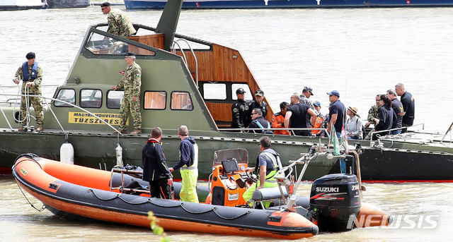 【부다페스트(헝가리)=뉴시스】추상철 기자 = 31일 오전(현지시각) 헝가리 다뉴브강 유람선 사고현장에서 대한민국 구조대원이 도착해 헝가리 구조대원과 함께 실종자 수색작업을 위한 현장을 둘러보고 있다. 2019.05.31.&nbsp; scchoo@newsis.com