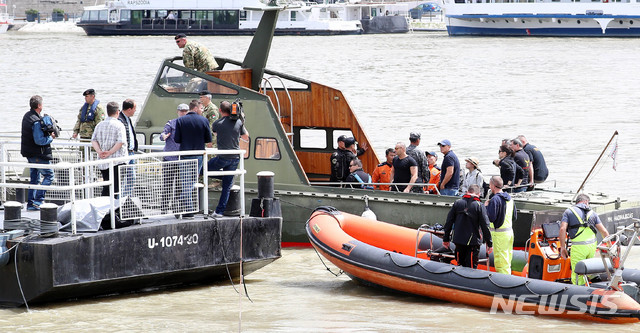 【부다페스트(헝가리)=뉴시스】추상철 기자 = 31일 오전(현지시각) 헝가리 다뉴브강 유람선 사고현장에서 대한민국 구조대원이 도착해 헝가리 구조대원과 함께 실종자 수색작업을 위한 현장을 둘러보고 있다. 2019.05.31.&nbsp; scchoo@newsis.com