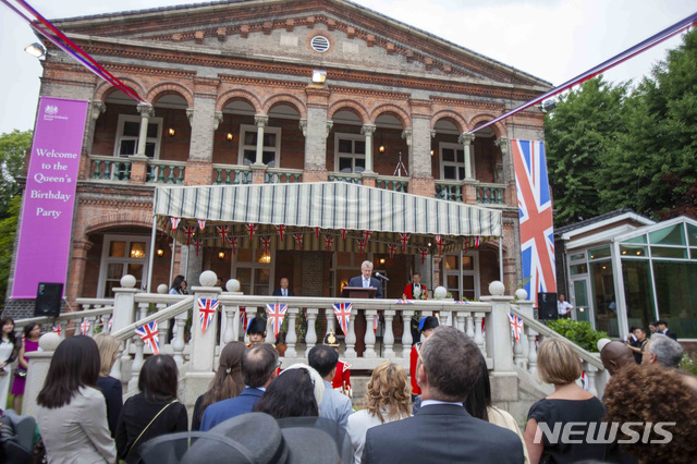 【서울=뉴시스】이영환 기자 = 30일 서울 중구 주한영국대사관저에서 열린 엘리자베스 2세 여왕 93회 생신 축하연에서 사이먼 스미스 주한영국대사가 인사말을 하고 있다. 2019.06.02.(사진=주한영국대사관 제공) photo@newsis.com