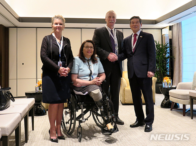 【싱가포르=뉴시스】김성진 기자 = 정경두 국방부 장관이 31일(현지시간) 오후 싱가포르에서 열린 제18차 아시아안보회의(샹그릴라 대화)에서 미 상원 군사위원회 대표단과 회담을 가졌다. 왼쪽부터 마샤 블랙번, 태미 덕워스, 앵거스 킹 상원의원, 정경두 국방부 장관. 2019.05.31.&nbsp; ksj87@newsis.com 