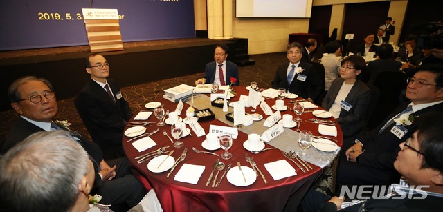 【서울=뉴시스】 고범준 기자 = 31일 오후 서울 서초구 엘타워에서 열린 한국형사정책연구원 개원 30주년 기념식에서 한인섭 한국형사정책연구원장, 문무일 검찰총장, 민갑룡 경찰청장 등 참석 내빈들이 자리에 앉아 있다. 2019.05.31. bjko@newsis.com